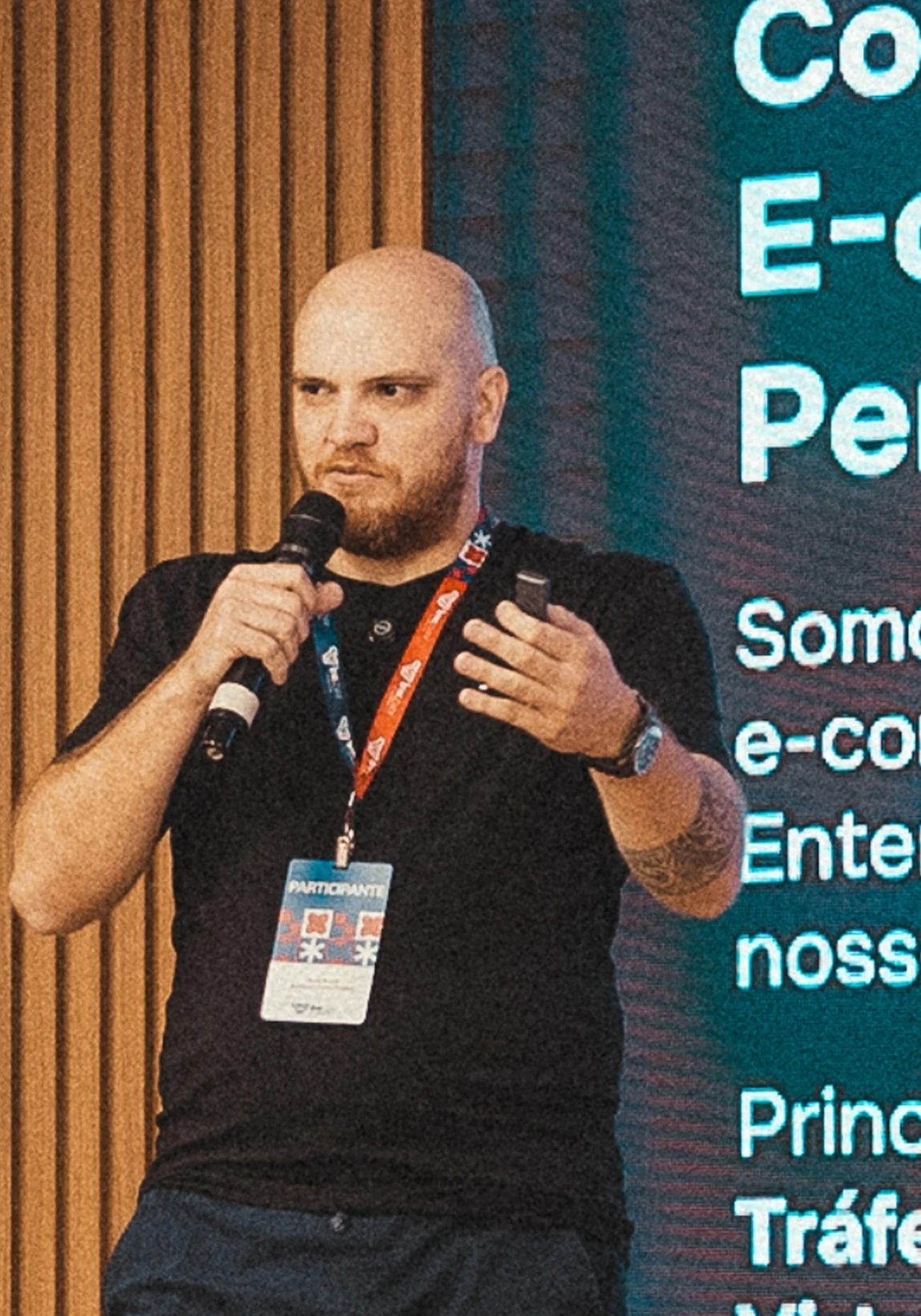 Bruno Bastelli palestrando em um evento